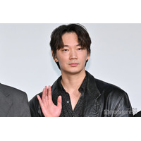 綾野剛、ステージ上で汗止まらず 撮影中も汗操る「質も変えられる」【愚か者の⾝分】