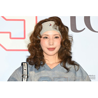 仲里依紗「ご本人に貰ってる」Netflixシリーズ「グラスハート」TENBLANKの貴重ステッカー披露「レア」「羨ましい」の声