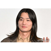 野村周平、黒ギャル×ミニ丈制服姿のコスプレ姿にファン衝撃「美脚すぎる」「誰かと思った」