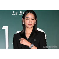 山本美月、スリットドレスから美脚全開 高級時計身につけ圧巻オーラ放つ【オーデマ ピゲ150周年記念イベント】