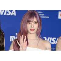 IVEイソ、ミニスカJK制服姿で美脚際立つ「学園のマドンナ」「オーラがすごい」と反響