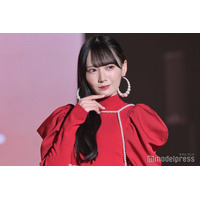 ≠ME鈴木瞳美、シースルー×ミニスカ衣装で美スタイル際立つ MVオフショに「2次元から出てきたみたい」「着こなせるのすごい」の声