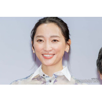 杏、圧巻美脚際立つミニ丈コーデに「レベチのスタイル」「品があって素敵」と反響続々