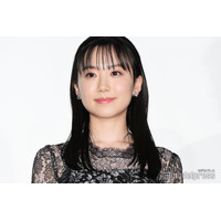 芦田愛菜、シースルードレスで登場 体当たりで演じた作品振り返る【果てしなきスカーレット】