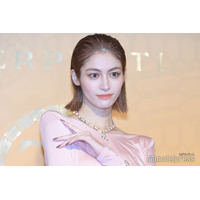 楓、ミニスカブラックコーデで圧巻美脚スラリ「完璧なプロポーション」「脚の長さレベチ」