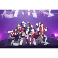 謎の美女グループ「CHANCE GALs」川村エミコ＆やしろ優とパフォーマンス クリスマス風制服姿で統一感【TGC広島2025】