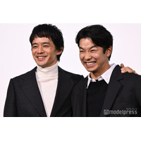 仲野太賀＆池松壮亮「ほっぺにキスまでなら」手繋ぎ登場で終始仲良しオーラ全開 アクションシーンでは“泥臭さ”意識【豊臣兄弟！】