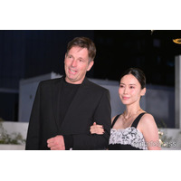 中谷美紀、ドイツ人夫との密着夫婦ショット公開「絵になる」「品が溢れてる」の声