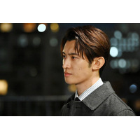 Snow Man向井康⼆「フェイクマミー」最終話で人気芸人と共演 劇中ポーズが話題「こっそりスーしてる？」「待ってました」