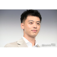 竹内涼真、金髪ロン毛パーマで雰囲気ガラリ「ギャップがすごい」「大人の色気」と注目集まる