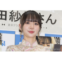 岡田紗佳、ミニスカ姿で美脚披露「ドキッとした」「オフショットも絵になる」の声