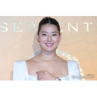 すみれ、光沢ドレスから美背中大胆見せ「引き締まってる」「美しすぎて見惚れた」と反響続々