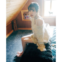 櫻坂46松田里奈、屋根裏部屋での“ふわふわニット”姿 1st写真集先行カット解禁【まつりの時間】