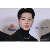 SEVENTEENホシ、大物アーティストとの密着ショット公開 ウォヌ・ミンギュ ・ジョシュアと休暇を満喫する姿も