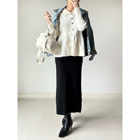 さりげなくお腹をカバー。ペプラムニットとGジャンで作る大人の甘辛ミックススタイル【40代の毎日コーデ】