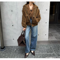 ブラウンのレザー調アウターでつくる旬顔。大人のデニムカジュアルを格上げするには 【40代の毎日コーデ】