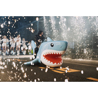 【紅白本番】米津玄師、電話ボックス登場・サメでの疾走…「チェンソーマン」ネタ満載 HANAも登場でSNS驚き「ハイライト多すぎ」「最高の組み合わせ」