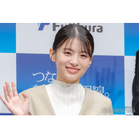 出口夏希、ビッグカーディガンから美脚スラリ「遠目から分かるスタイルの良さ」「華奢で可愛い」の声