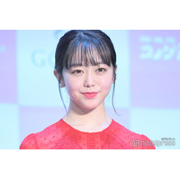 峯岸みなみ「紅白」裏側で“親戚スーパーアイドル”と2ショット「激アツすぎる」「血縁関係強い」と反響
