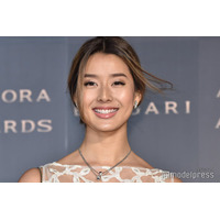 すみれ、胸元ざっくりドレスで美ボディ全開「セクシー」「ゴージャス」と反響