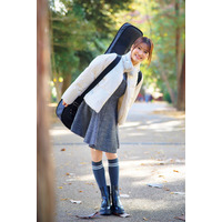 乃木坂46奥田いろは、ミニ丈ワンピで美脚輝く “真冬デート”グラビア披露