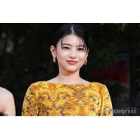 出口夏希、美スタイル際立つノースリドレス姿披露「理想のウエスト」「スタイル抜群」の声