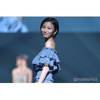 岡崎紗絵、雰囲気ガラリなロングヘア披露「ギャルっぽい」「誰かわからなかった」