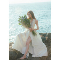 乃木坂46梅澤美波、夜景前に凛とした表情・美脚輝く“崖ドレス”…2nd写真集裏表紙カット解禁【透明な覚悟】