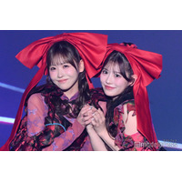 FRUITS ZIPPER櫻井優衣＆月足天音、ペアランウェイで「カワコレTGC」開幕 手繋ぎ仲良くポーズ