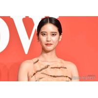 山崎紘菜、ほっそり美脚＆圧巻オーラ際立つモデルショット公開「存在感凄い」「凛とした美貌」と反響