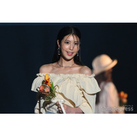 “令和の峰不二子”阿部なつき、タイト服でボディライン強調「直視できない」「ドキドキしちゃう」の声