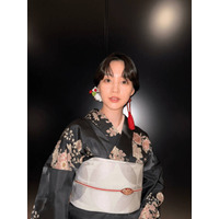 のん、艶やかな黒の着物姿に称賛の嵐「お美しい」「上品なオトナの色気を感じます」