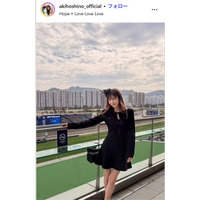 ほしのあき、ミニ丈ワンピで美脚スラリ「圧巻の脚線美」「スタイル良すぎ」の声