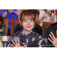 鬼頭明里、ミニスカ衣装で美脚スラリ「スタイル良すぎ」「アニメから飛び出てきたみたい」と反響