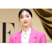 見上愛、ミニスカセットアップで美脚披露「立ち姿が美しい」「ため息が出る綺麗さ」の声