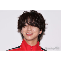 timelesz寺西拓人、前髪あり×赤ジャージ姿で“天才起業家ビジュ”を再現 スマホなしで暮らせるのは「1日が限界」【迷宮のしおり】