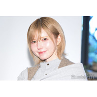 益若つばさ、美脚際立つミニスカ×タイツコーデ「透明感がすごい」「小物の使い方がお洒落」と絶賛の声