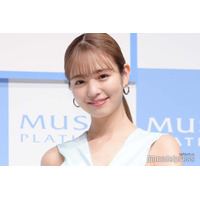 横田真悠、ミニスカ全身ショットに視線集中「顔小さすぎ」「等身すごい」