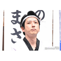 二宮和也、“酒場の大将”姿で会見登場 睨みの表情で役作り「フェイスがベビーなもので」