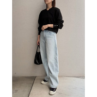 デニム×黒ニット。シンプルコーデなのに洗練見えのワケとは。【40代の毎日コーデ】