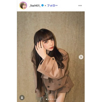 広島カープ小園海斗選手の妻・渡辺リサ、美脚際立つコート姿披露 娘と買い物ショットに「娘ちゃん可愛い」「レベチな美しさ」の声