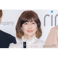 松本伊代、ミニ丈衣装で美脚披露「変わらぬスタイル」「可愛すぎる」の声