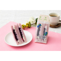 セブン、紫色のパンで挟む「ブルーベリーサンド」新登場 濃厚クリームチーズ×果実たっぷり