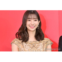 足立梨花、美デコルテ際立つキャミ姿に熱視線「色気すごい」「肌綺麗」