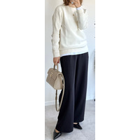 ユニクロの白ニット×ネイビーパンツで魅せる、大人の品格コーデ。ポイントはニットのきちんと感【40代の毎日コーデ】