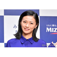 榮倉奈々、15キロのダンベル持ち上げ腹筋トレーニング「ストイック」「すごすぎる」と話題に