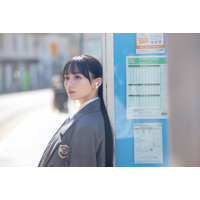 乃木坂46川崎桜1st写真集、グレー制服でセンター楽曲「17分間」オマージュ 1st写真集先行カット第5弾解禁【エチュード】