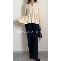 ペプラムニットは大人のコンサバコーデの最適解。ユニクロの銘品パンツ合わせで気になるお腹＆ヒップもスマートにカバー【40代の毎日コーデ】