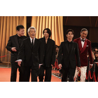 横浜流星らシックなスーツ姿で堂々闊歩 SixTONES松村北斗＆佐藤二朗は和やかに談笑【第49回日本アカデミー賞】