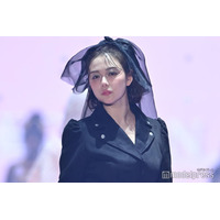 村重杏奈、色白美脚輝くミニワンピ姿に視線集中「脚まっすぐで綺麗」「お人形さんみたい」【TGC2026 S/S】